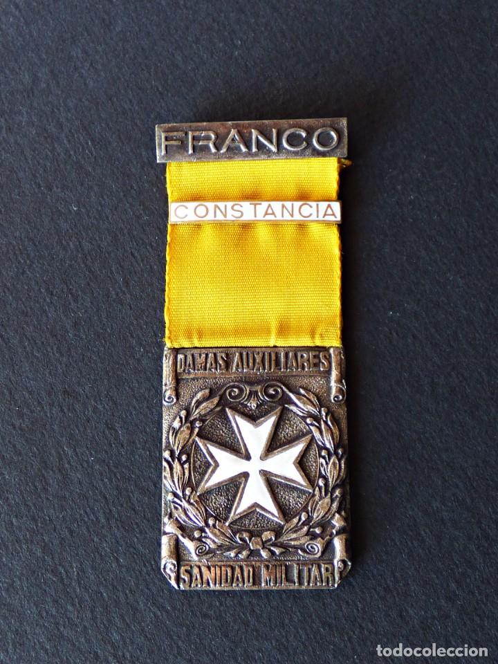 Militaria: MEDALLA A LA COSTANCIA DE DAMAS AUXILIARES. SANIDAD MILITAR, PRENDEDOR DE FRANCO. A&Ntilde;OS 40