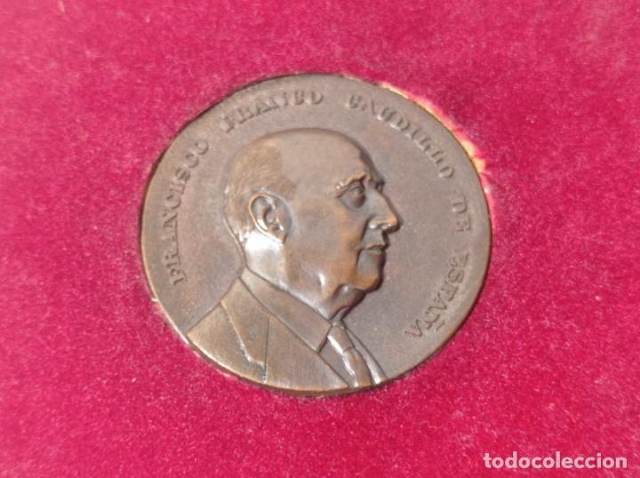 Militaria: Francisco Franco medalla conmemorativa en bronce o cobre - Foto 2 - 275875893