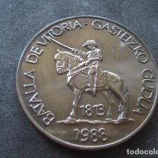 Militaria: MEDALLA BRONCE. 175 ANIVERSARIO DE LA BATALLA DE VITORIA 1813 - 1988. Lote 278932023