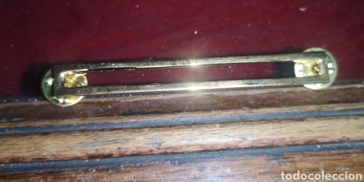 Militaria: Pasador para medallas tipo pin 3 huecos