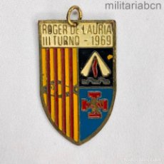 Militaria: OJE ORGANIZACIÓN JUVENIL ESPAÑOLA. INSIGNIA DEL CAMPAMENTO ROGER DE LAURIA. III TURNO 1969. Lote 312024398