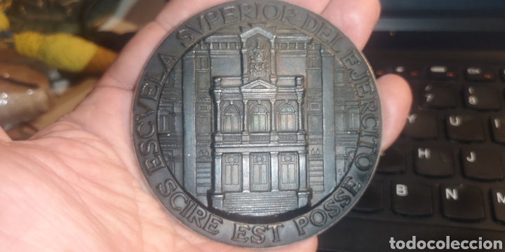 Militaria: Medalla en bronce de la escuela superior del Ej&eacute;rcito - Foto 2
