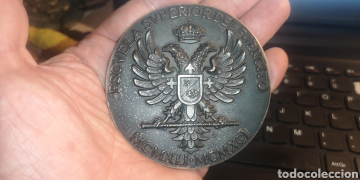 Militaria: Medalla en bronce de la escuela superior del Ej&eacute;rcito - Foto 1
