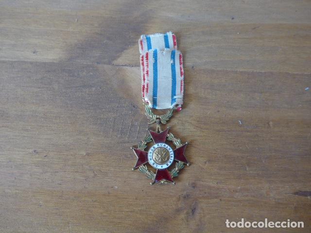 Militaria: Antigua medalla francesa orden al merito humanitario, le monde humanitaire, francia. marina.