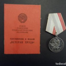 Militaria: CONCESION Y MEDALLA DE VETERANO DE TRABAJO. URSS. AÑO 1981. Lote 323881653