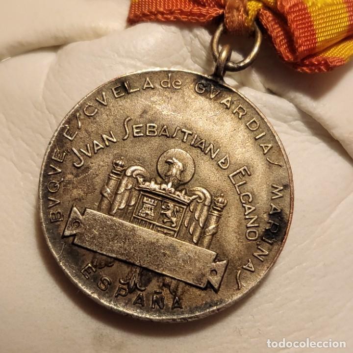 Militaria: Medalla al servicio del buque El Cano - Foto 3