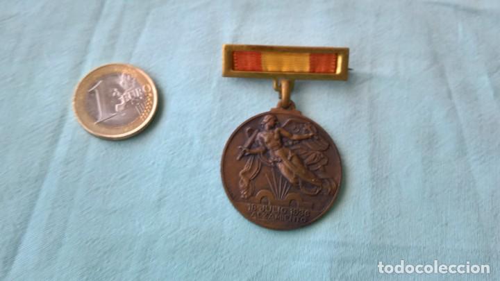 Militaria: Medalla del alzamiento nacional y la victoria de guerra civil, original.
