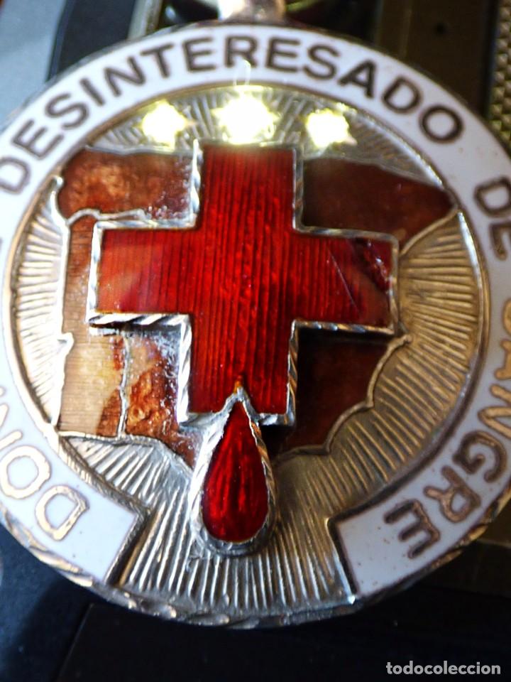 Militaria: RARA MEDALLA DE DONANTE DESINTERESADO DE SANGRE CON TRES BRILLANTES