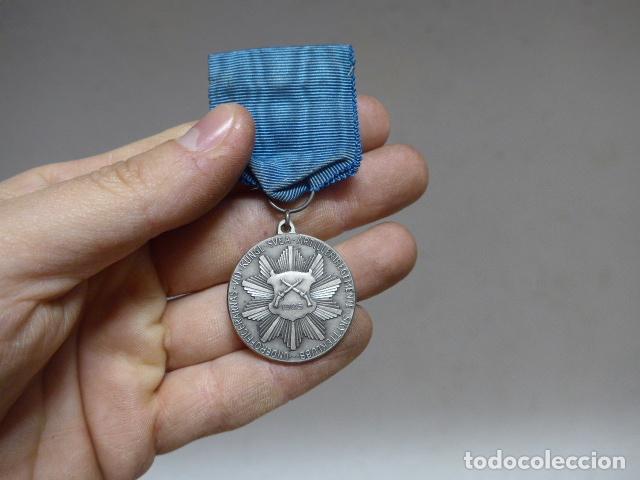 Militaria: Antigua medalla sueca de 1945 de un regimiento de artilleria, original. Suecia. II guerra mundial..