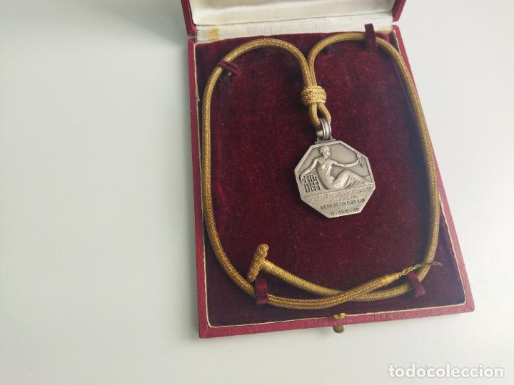 Militaria: ANTIGUA MEDALLA DE PLATA DEL AYUNTAMIENTO DE BARCELONA - ACUERDO DEL EXM&ordm; AYUNT&ordm; PLENO 1951