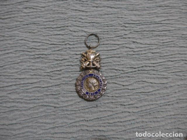 Militaria: Antigua medalla francesa al valor y disciplina, 1870. Original. Francia.