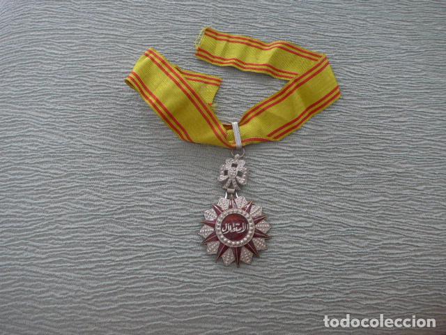 Militaria: Antigua medalla Orden de Nishan al-Istiqlal de Tunez, orden de la independencia. Original