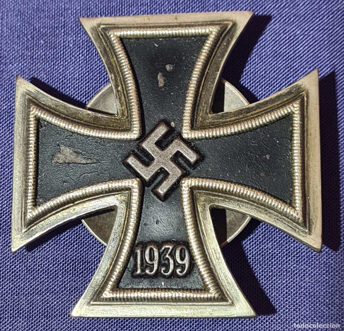 Militaria: Cruz de Hierro alemana de 1a Clase. 2&ordf; Guerra Mundial. Curvada con enganche de rosca marcado L/13.