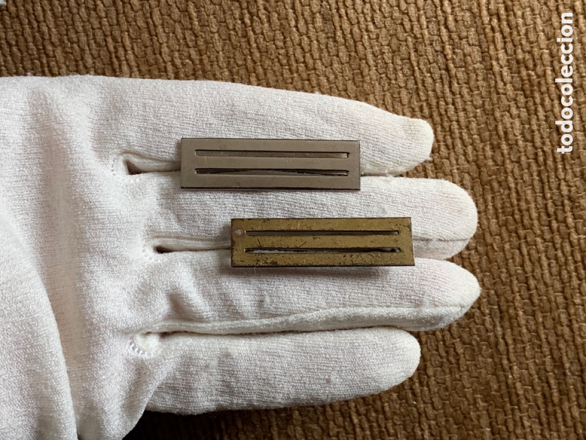 Militaria: DOS ANTIGUOS PRENDEDORES DORADO Y PLATEADO PASADOR