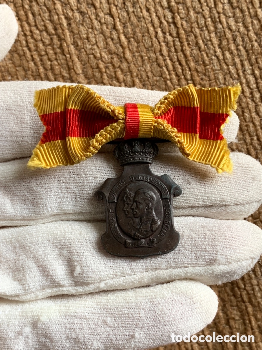 Militaria: ANTIGUA MEDALLA HOMENAJE DE LOS AYUNTAMIENTOS A LOS REYES