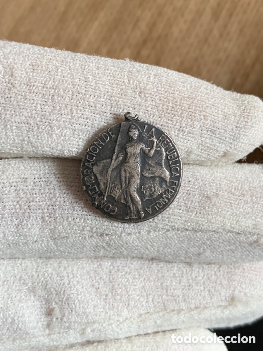 Militaria: ANTIGUA MEDALLITA CONMEMORACI&Oacute;N DE LA REP&Uacute;BLICA ESPA&Ntilde;OLA PUBLICIDAD MARTINI ROSSI DE PLATA