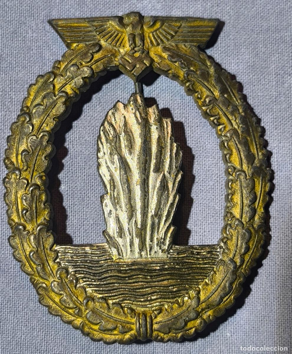 Militaria: Insignia dragaminas de la Kriegsmarine en zinc chapado. Segunda Guerra Mundial.