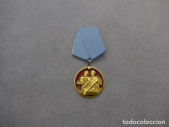 Militaria: Antigua medalla bulgara Orden de los Santos Cirilio y Metodio de 1a clase. Bulgaria comunista.