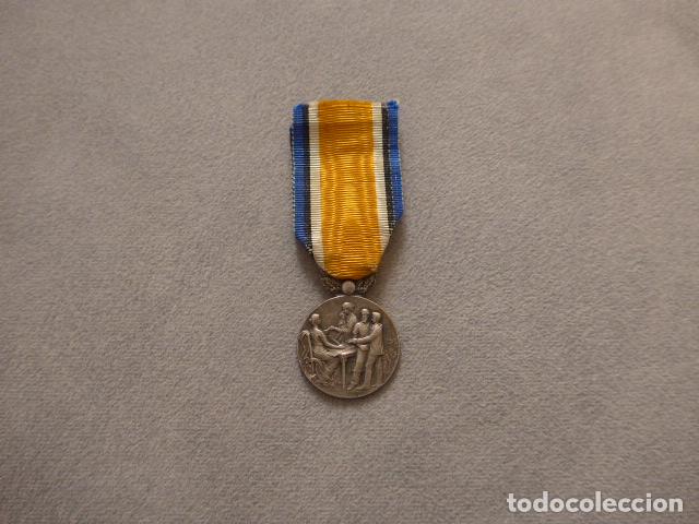 Militaria: Antigua medalla francesa de 1855 de Socorro mutuo de Marseille, Francia.