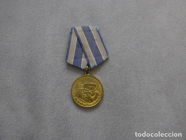 Militaria: Antigua medalla rusa Por la restauracion de la Industria metalurgica, original. URSS comunista