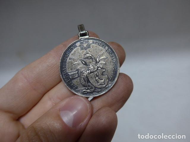 Militaria: Antigua medalla de 1892 suiza, seguramente de plata, pone BASILEA CONCORDIA, a identificar