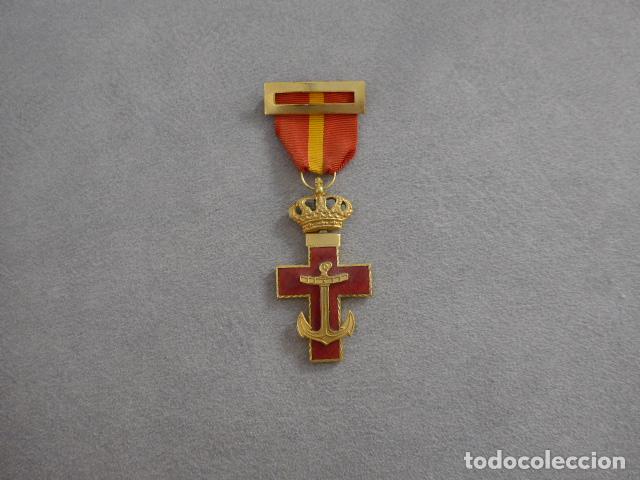 Militaria: Antigua medalla al merito militar rojo naval, original, epoca de Juan Carlos I, marina.