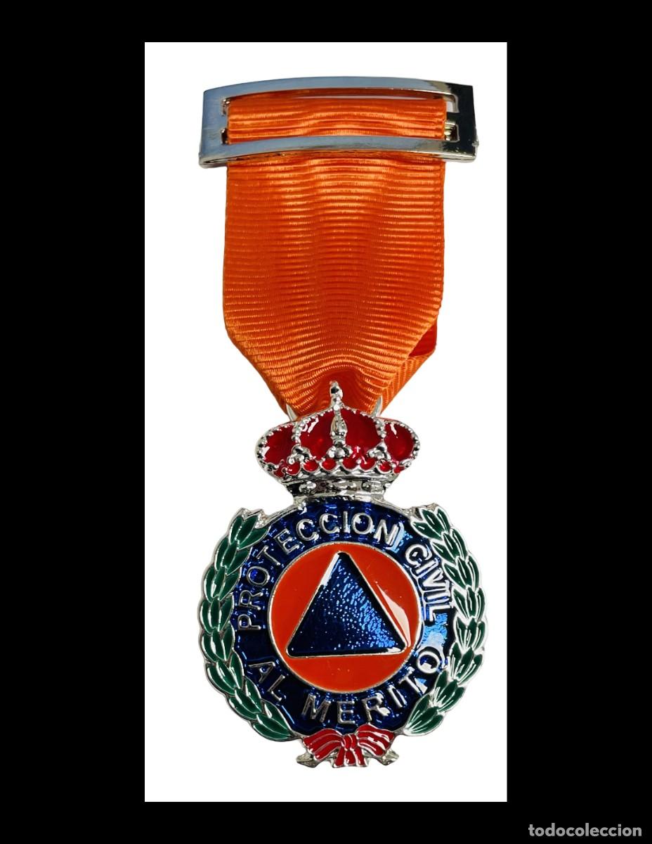 Military Antiques: Medalla al Merito de la Protecci&oacute;n Civil Dtvo Naranja Plata