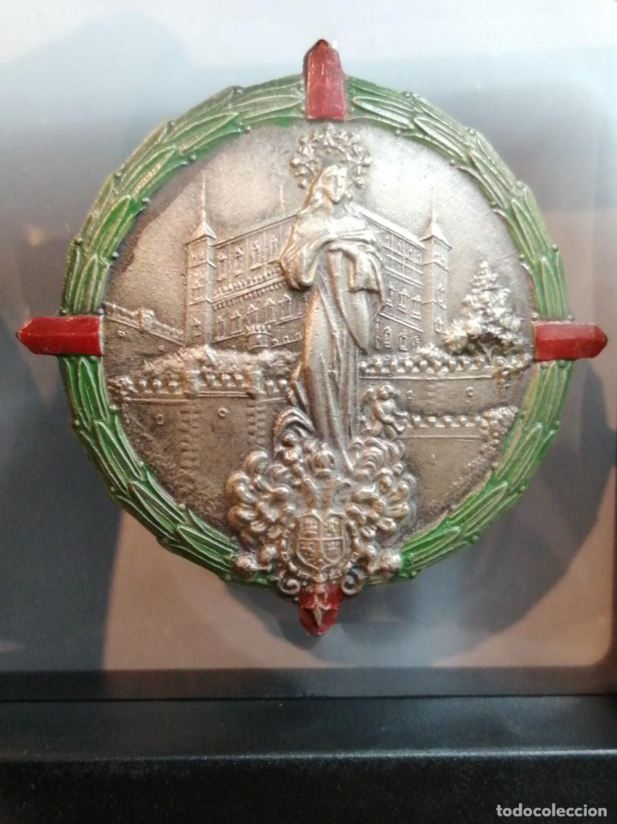 Militaria: EXPOSITOR CON ANTIGUA LAUREADA 4,50cm GUERRA CIVIL ALC&Aacute;ZAR DE TOLEDO HEROES