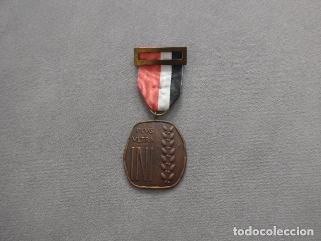 Militaria: Antigua medalla espa&ntilde;ola del INI, plus ultra, original con su prendedor.