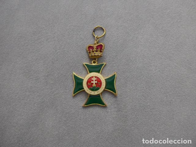 Militaria: Antigua medalla replica de calidad de la Orden de San Esteban de Hungria, marcaje trasero.