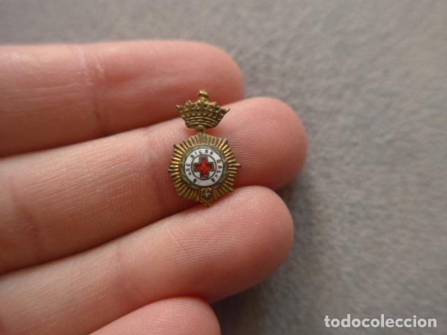 Militaria: Antigua medalla en miniatura de la Cruz Roja Franquista, original, epoca Franco