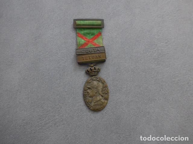 Militaria: Antigua medalla de la campa&ntilde;a de Marruecos, corona movil, pasador Tetuan y Ceuta, Guerra Africa.