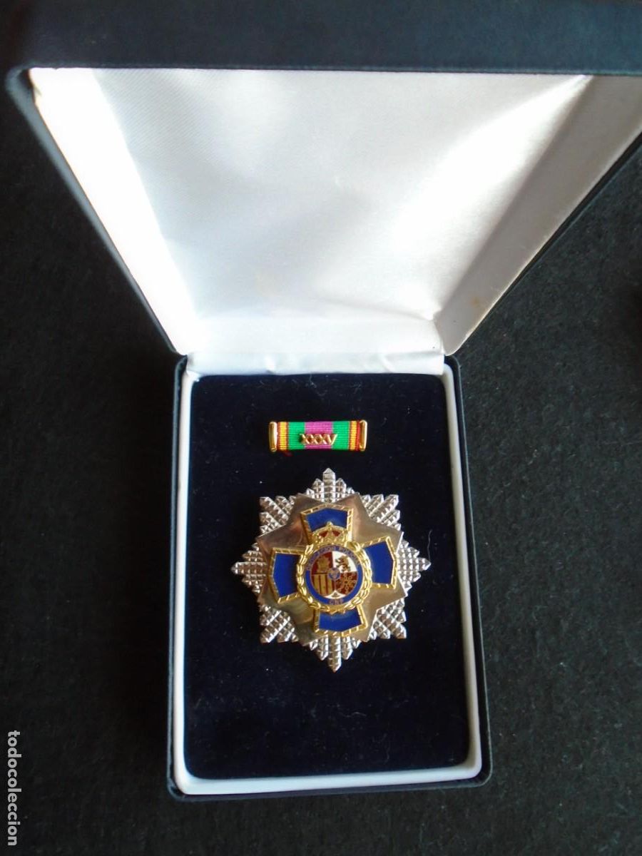 Militaria: (MI-260106)Placa XXXV Dedicaci&oacute;n policial + pasador con estuche.