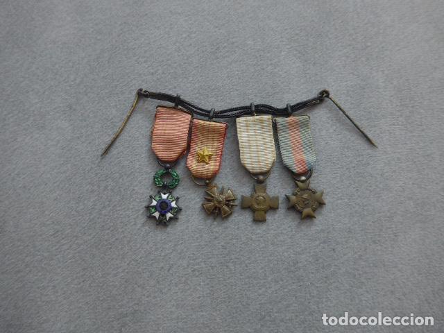 Militaria: Antiguo pasador de medallas en miniatura francesas de la I y II Guerra Mundial. Francia. Original