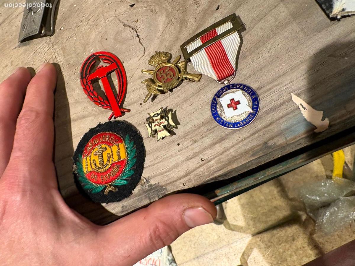 Militaria: Lote medallas pins militaria parches esmalte cruz roja yugo falange Caballeros de Espa&ntilde;a brodados