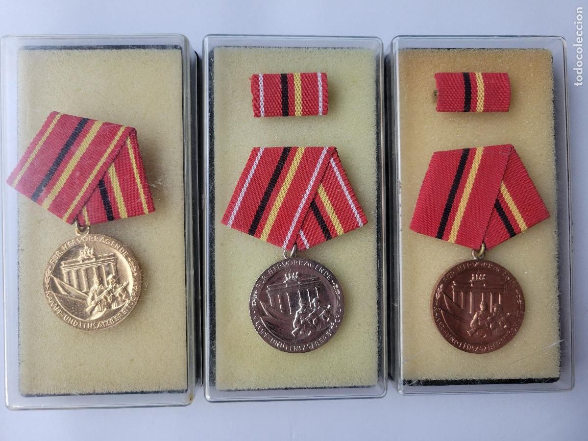 Militaria: Medalla DDR Medalla de Buen Servicio en los Kampfgruppen. Versi&oacute;n Oro, Plata y Bronce
