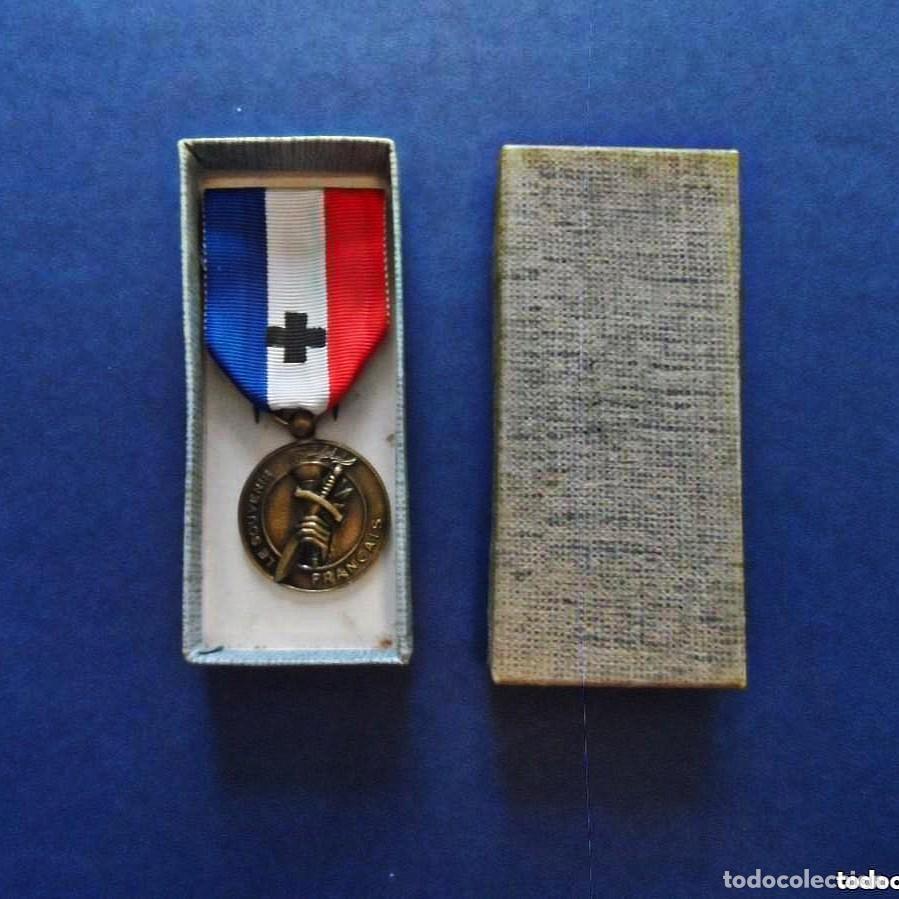 Militaria: MEDALLA LE SOUVENIR FRANCAIS. ASOC. SERVICIO NACIONAL DE ENTIERROS MILITARES. REP. FRANCESA. 3 CLASE