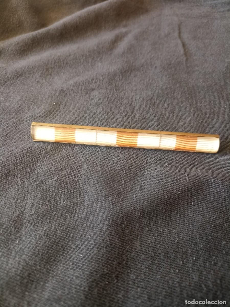 Militaria: Antiguo pasador de diario tres medallas &eacute;poca Franco