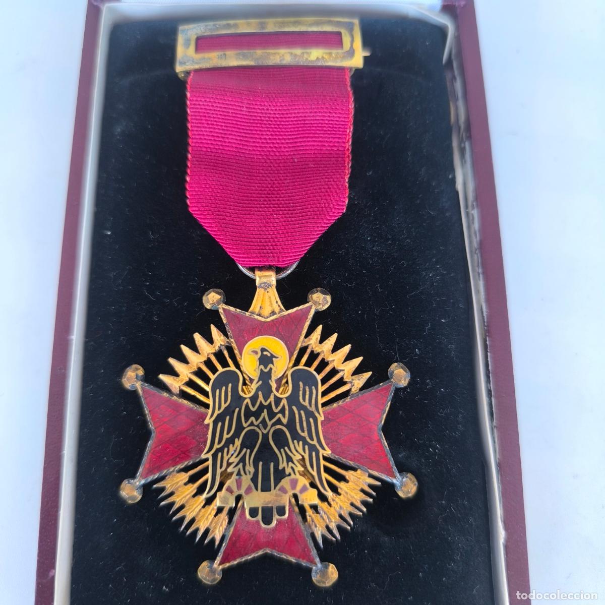 Militaria: medalla Cruz de la Orden de Cisneros. Plata maciza, ba&ntilde;o oro al mercurio y esmalte . Falange