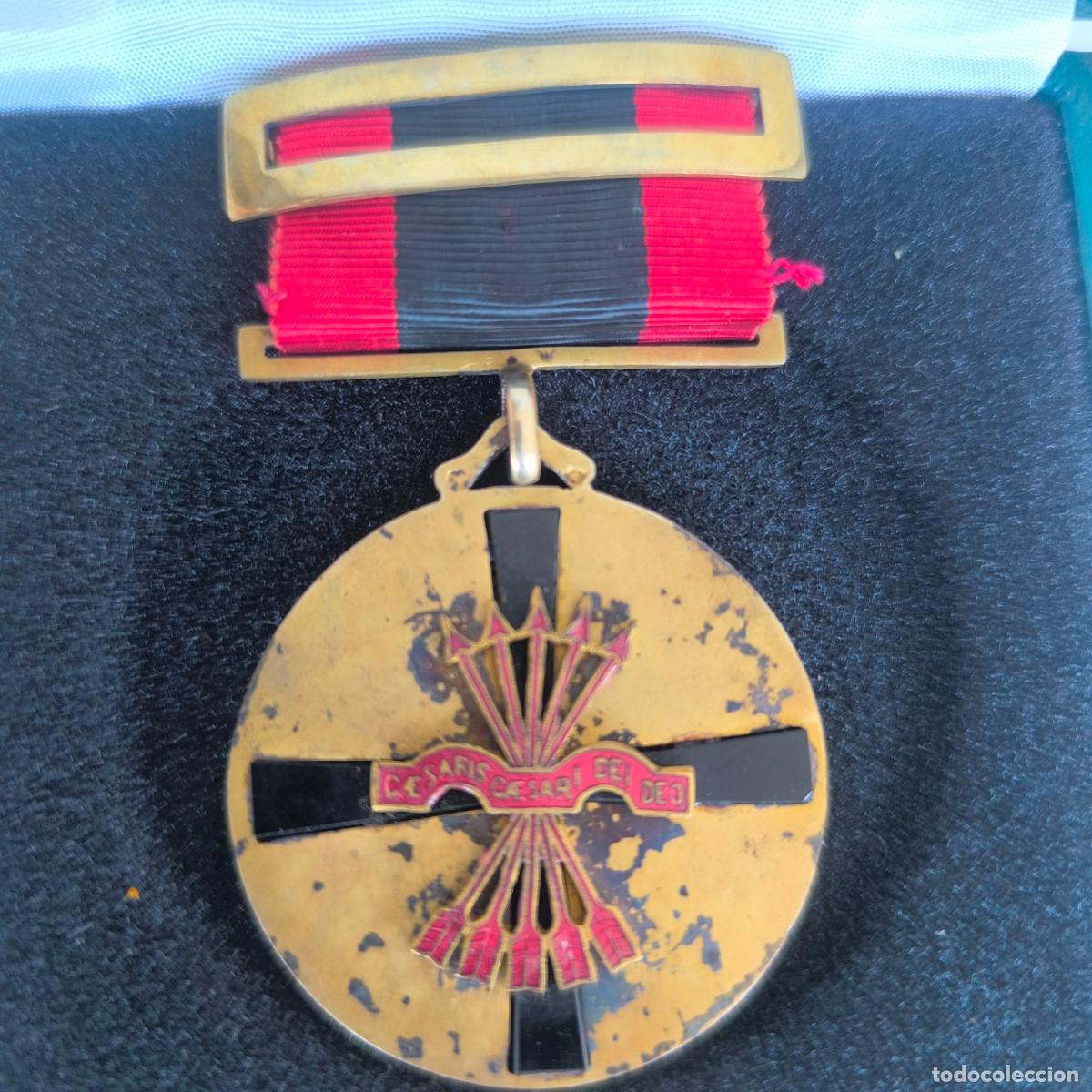 Militaria: Medalla Orden Imperial del Yugo y las Flechas Falange