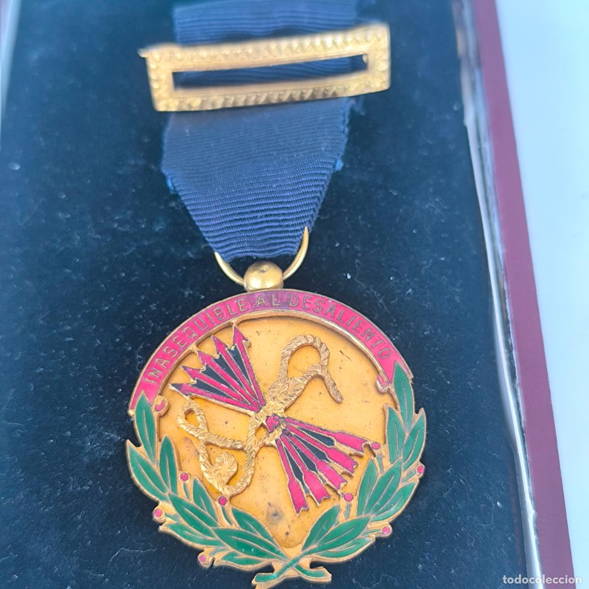 Militaria: MEDALLA FALANGE ESMALTADA - INASEQUIBLE AL DESALIENTO - JURO VIVIR EN SANTA HERMANDAD A&Ntilde;O 1958