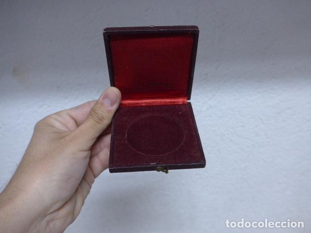 Militaria: Antigua caja de medalla de mano, original.