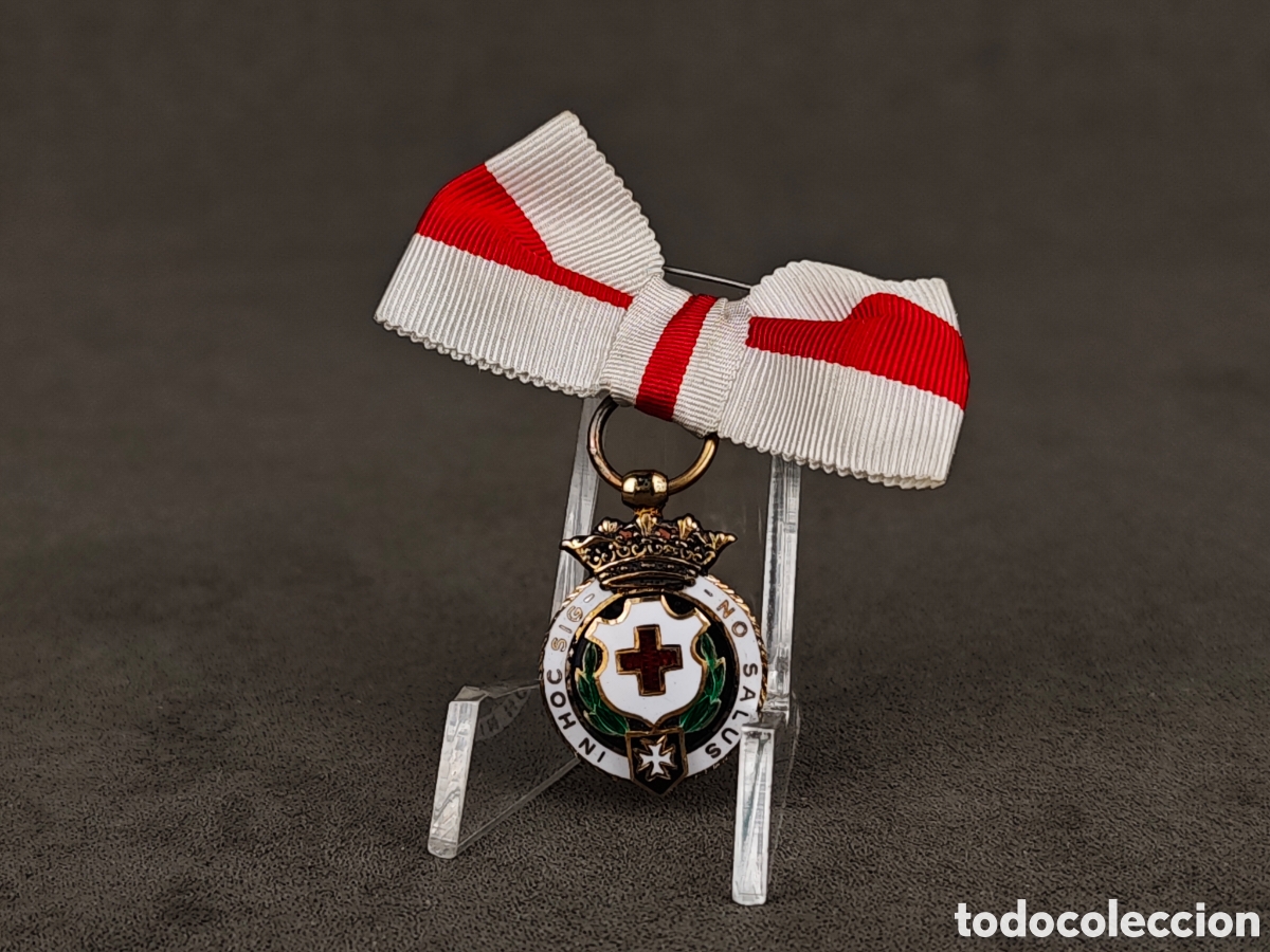 Militaria: Antigua Medalla de Plata Dorada Cruz Roja