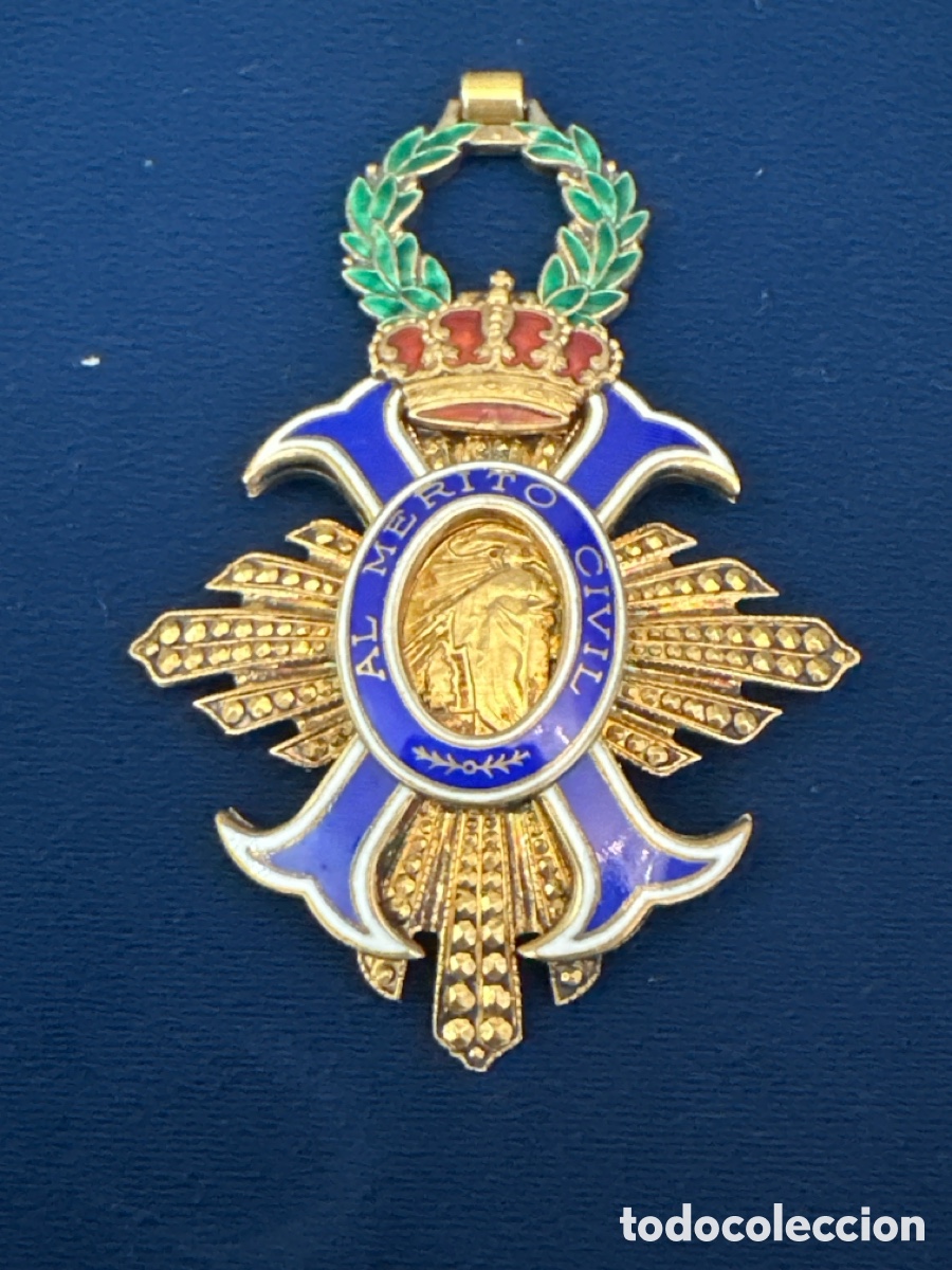 Militaria: MEDALLA CRUZ MERITO CIVIL. REALIZADA EN PLATA DORADA CON ESMALTES, CASA CEJALVO. MADRID.