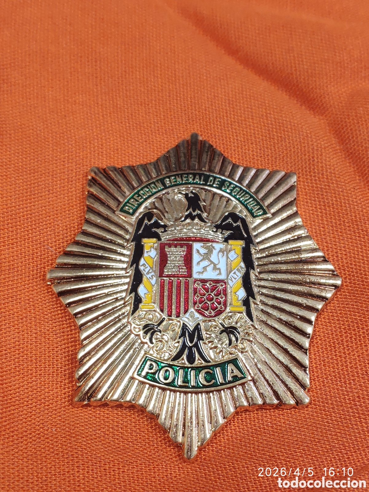 Militaria: Reproducci&oacute;n de&nbsp; placa del Cuerpo General de Polic&iacute;a, modelo 1963.