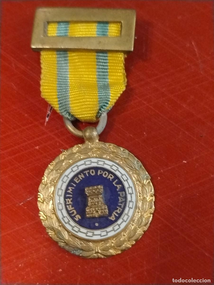 Militaria: Miniatura medalla sufrimiento por la Patria, cinta amarilla con cantos verdes.