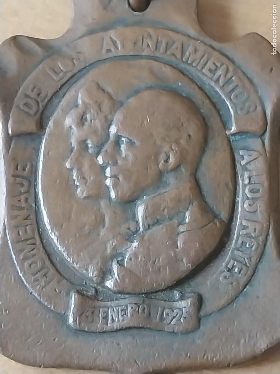Militaria: 1925 MEDALLA HOMENAJE DE LOS AYUNTAMIENTOS A LOS REYES METAL TIPO COBRE 4CMS ALTO ORIGINAL