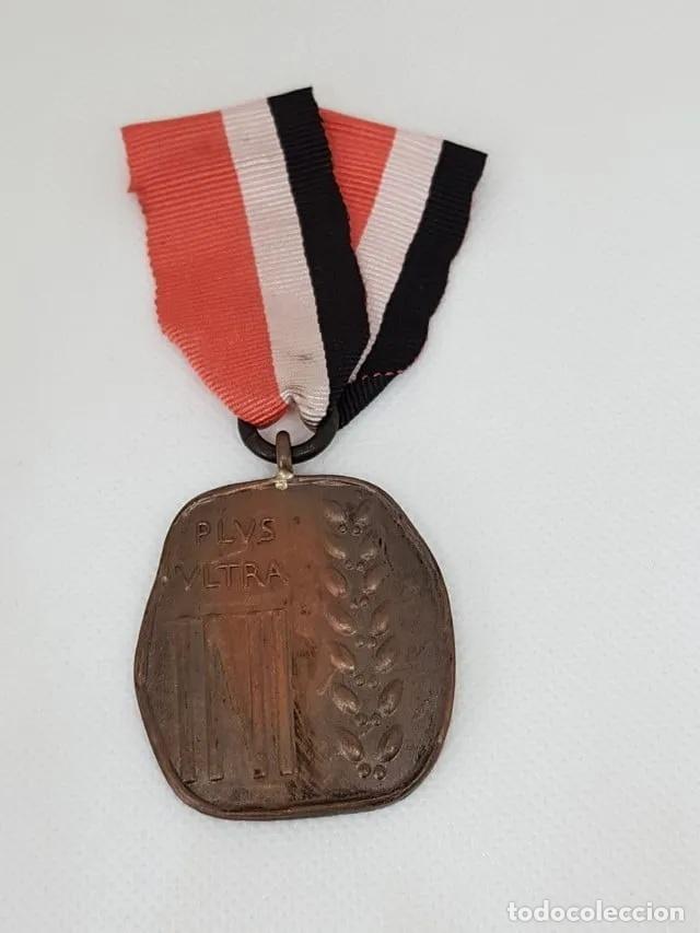 Militaria: Medalla Plus Ultra INI Militar