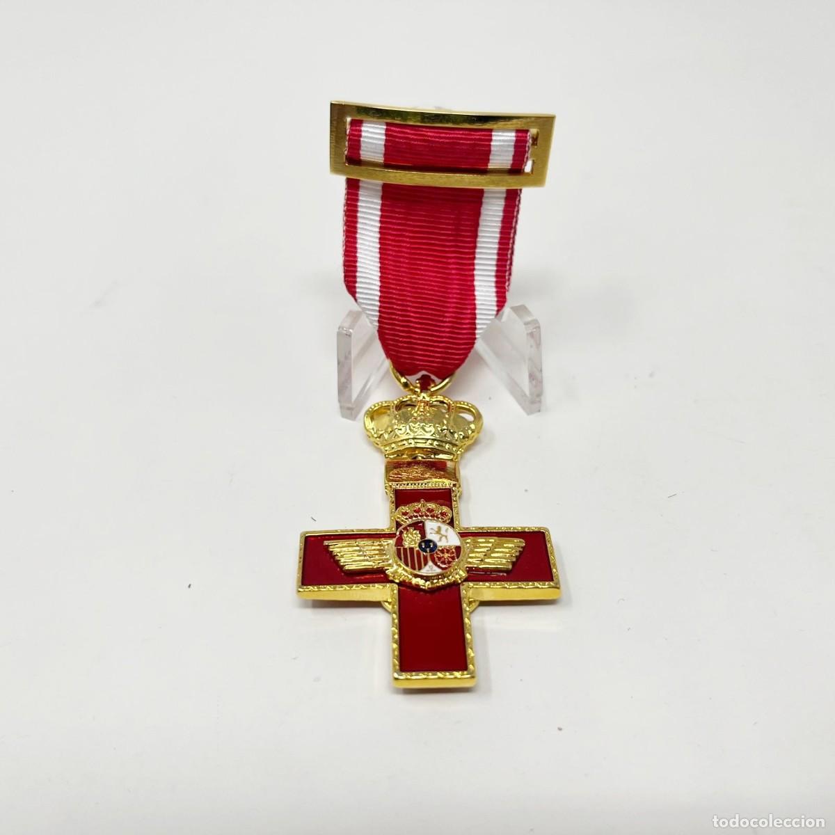 Militaria: Cruz del M&eacute;rito Aeron&aacute;utico con Distintivo Rojo - Espa&ntilde;a