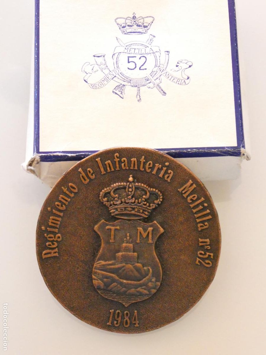 Militaria: MEDALLA MEDALLON REGIMIENTO DE INFANTER&Iacute;A MELILLA 52. A&Ntilde;O 1984. ENTREGA DE BANDERA M&Aacute;LAGA 140GR